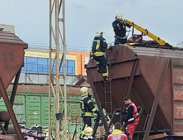 У лікарні помер 14-річний лучанин, якого уразило струмом на даху вагона