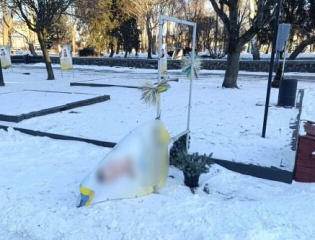 Волинянин сходив у туалет біля банерів загиблим захисникам, а тоді порвав їхні фото
