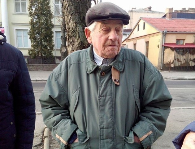 Луцьком бродить дідусь, який забув дорогу додому