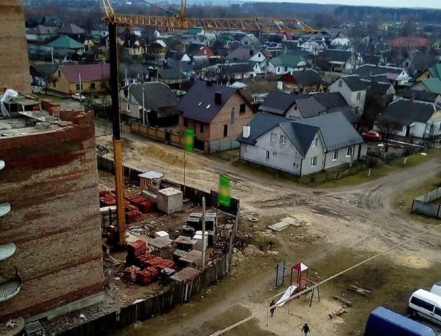 У Ковелі будівельний кран може впасти на дітей. ФОТО