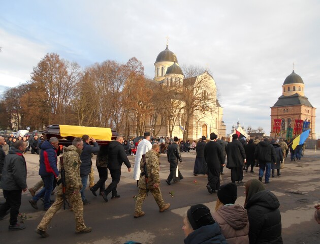 На Горохівщині навколішки зустріли 19-річного Героя Романа Журавля. ФОТО