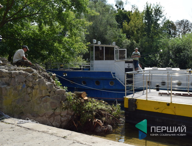 У Луцьку встановили пристань, з якої стартуватимуть прогулянки на катері. ФОТО