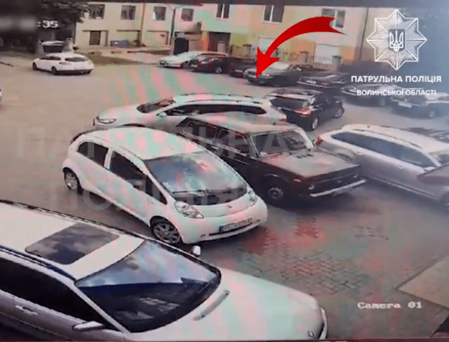 У дворі луцької багатоповерхівки не розминулись два авто. ВІДЕО