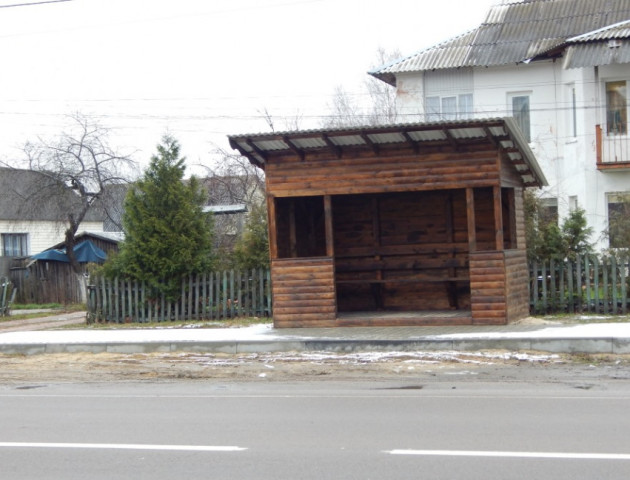 На Волині встановили нові дерев'яні зупинки. ФОТО
