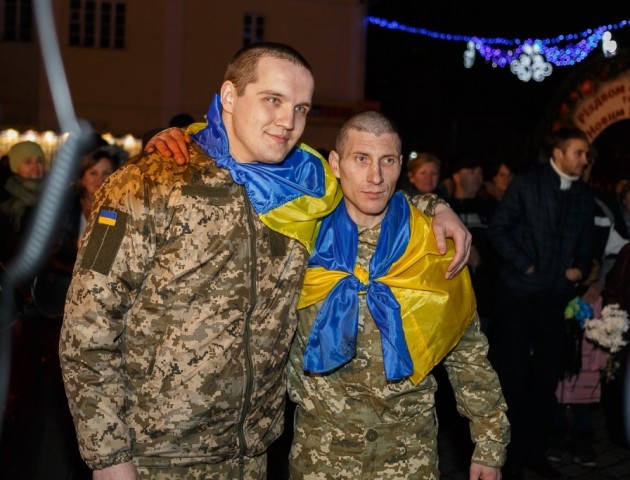 Як у Луцьку зустрічали звільнених з полону військових. ФОТО