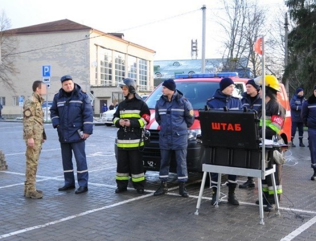 У Луцьку рятувальники та СБУ провели антитерористичні навчання