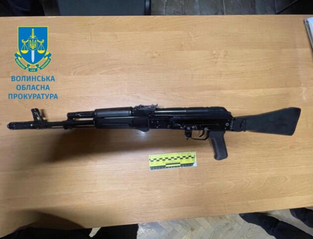 Херсонця судитимуть за збут волинянину трьох автоматів Калашникова