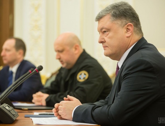 Порошенко просить Верховну Раду розглянути введення воєнного стану