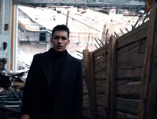 Співак з Волині зняв кліпу зруйнованому Будинку офіцерів. ВІДЕО