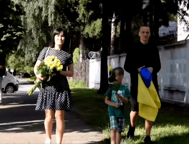 Волинського прикордонника, який повернувся зі служби, зворушливо зустріли сини і дружина
