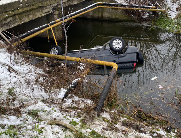 На Волині авто з’їхало з дороги в річку: двоє людей загинули. ФОТО