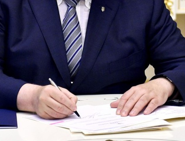 Порошенко відзначив волинянку почесним званням