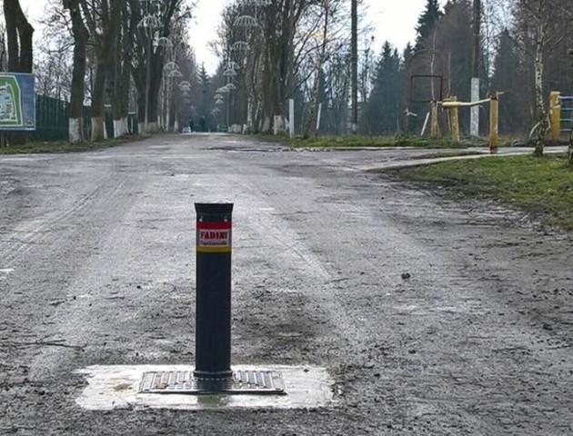 Луцьк: у парку Лесі Українки таки встановили обмежувачі руху