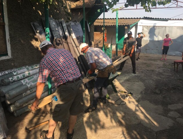 Волиняни розпочали відновлювати зруйновані будинки на Херсонщині