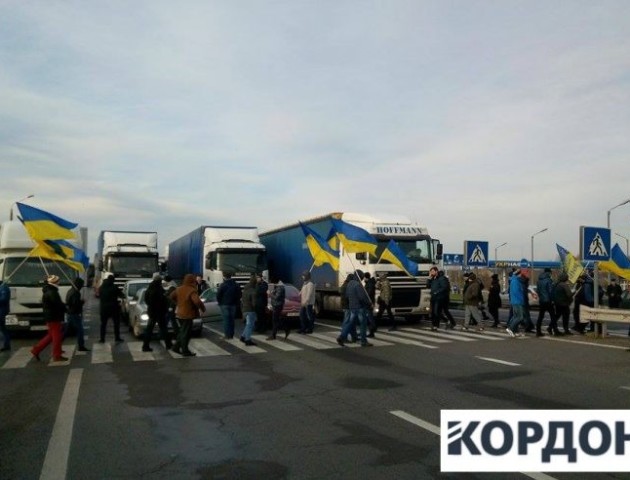 Біля «Ягодина» активісти заблокували дорогу