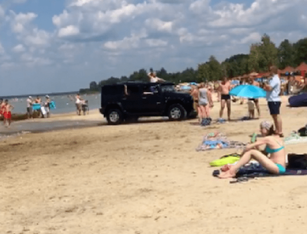 Повідомили, хто на «Hummer» ганяв пляжем Світязя