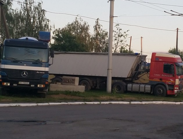 На Рівненській у Луцьку фури «застрягли» на кілька тижнів