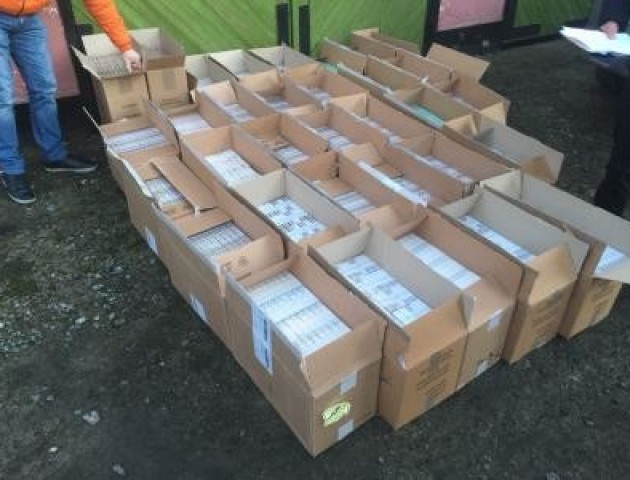 На Волині затримали бус, заповнений контрабандними цигарками з Білорусі