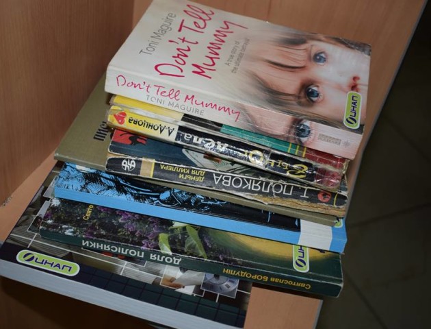 Поличка буккросингу в ЦНАПі: лучан закликають обмінюватися книгами. ФОТО