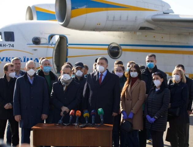 20 українських медиків вирушили допомагати італійським лікарям