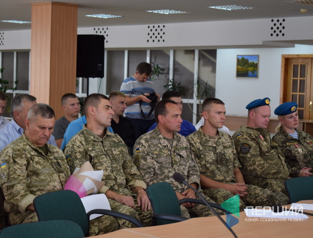 Волинським військовим вручили сертифікати за курси із перепідготовки. ФОТО