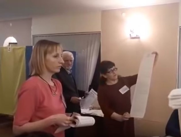У Луцьку зарахували бюлетень із написом «наш президент» біля прізвища Зеленського. ВІДЕО