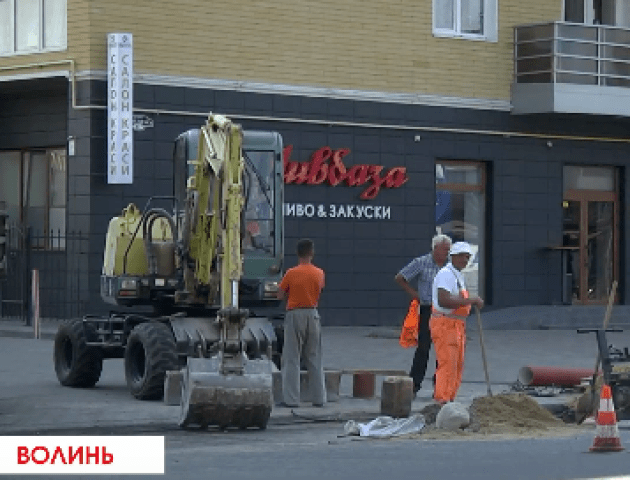 У Луцьку комунальники викопали артилерійський снаряд. ВІДЕО