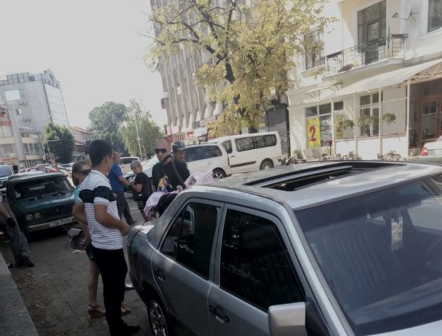 В Ужгороді батьки залишили немовля в зачиненій машині на спеці