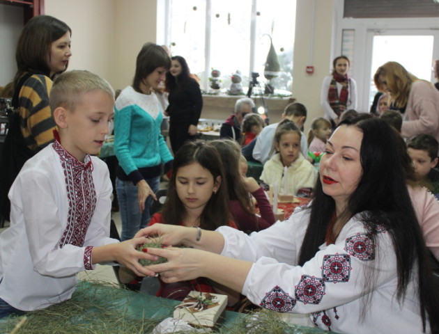 У Луцьку дітей вчать робити новорічні дрібнички. ФОТО