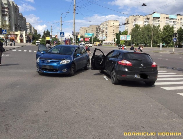 У Луцьку біля РАЦСу не розминулися легковики