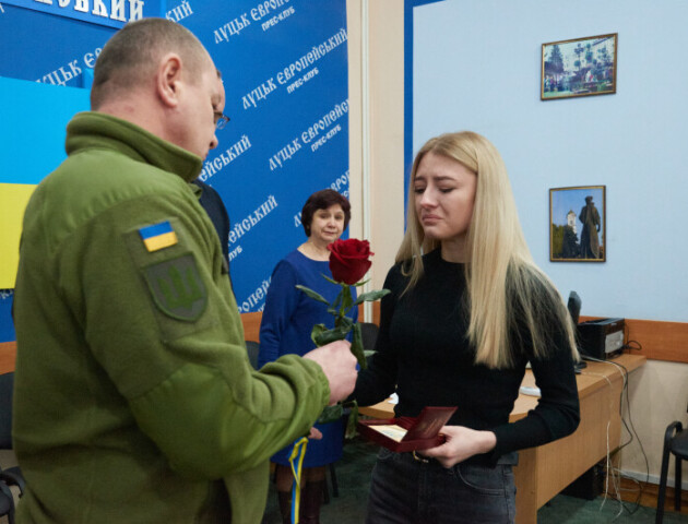 У Луцьку батькам, матерям, дружинам і дітям загиблих Героїв вручили їхні ордени. ФОТО