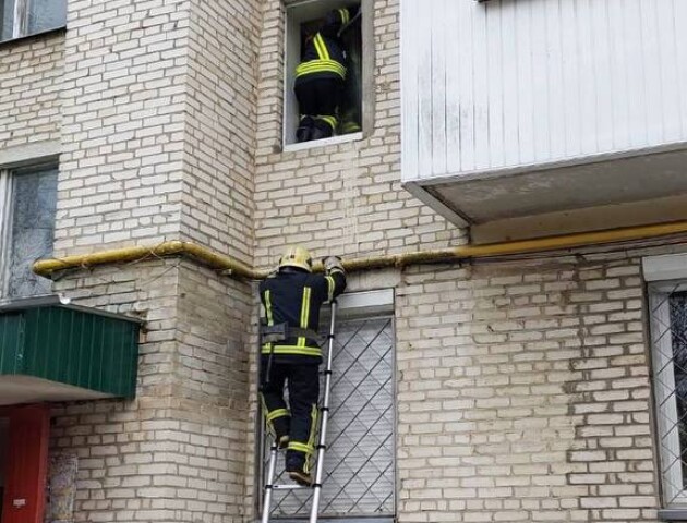 Сама вдома: у Ковелі дворічна дитина зачинилася в квартирі