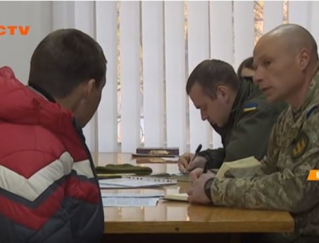 Замість армії – на заробітки: на Волині чоловіки «косять» від строкової cлужби. ВІДЕО