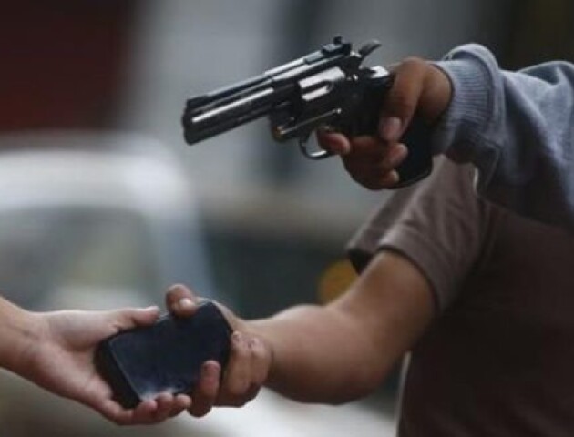 На Волині двоє озброєних злочинців пограбували жінку