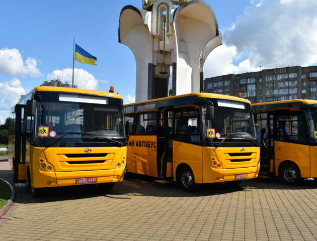 На Волині три громади отримали шкільні автобуси