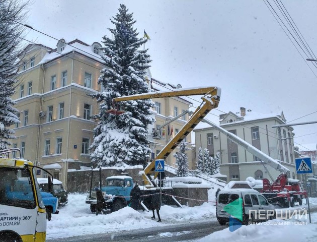 Як прикрашають ялинку біля Луцькради. ФОТО