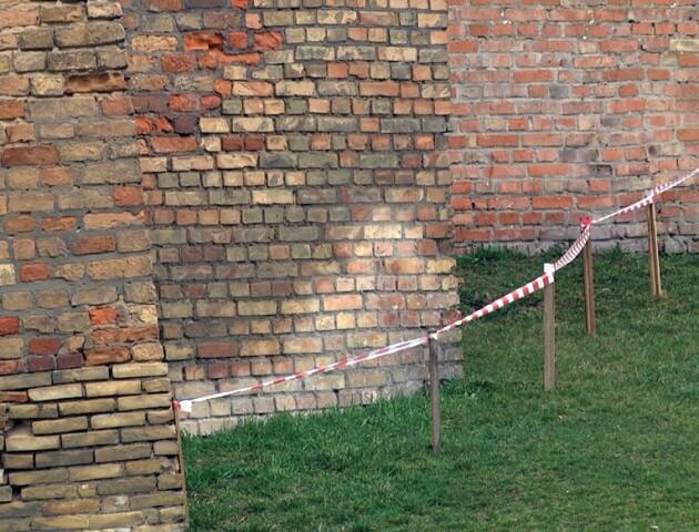 З Луцького замку падає цегла: територію біля В'їзної вежі огородили