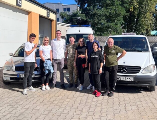 Волинянин ремонтує три авто, які поляки купили для українських військових