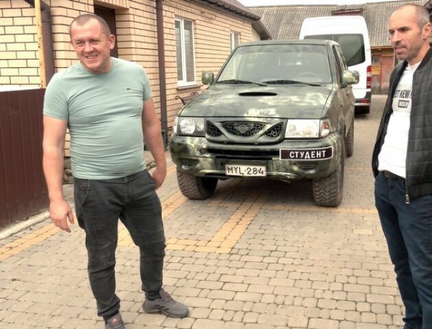 Жителі Затурцівської громади везуть на передову два джипи і пікап