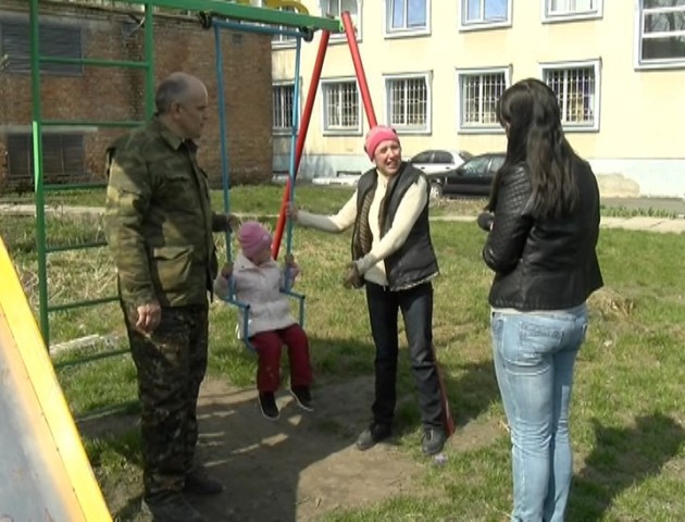 На Волині родину переселенців з малою дитиною виселяють з будинку. ВІДЕО