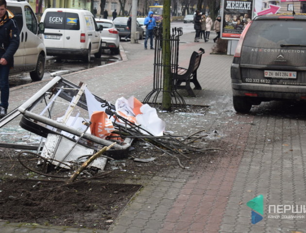У центрі Луцька п'яний водій зніс огорожу, дерево і рекламний щит. ФОТО