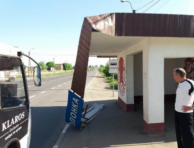 У селі під Луцьком з невідомих причин обвалилася частина зупинки
