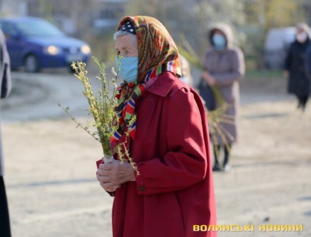 Дистанція, маски, розмітка на землі. Як святили вербу у луцьких храмах