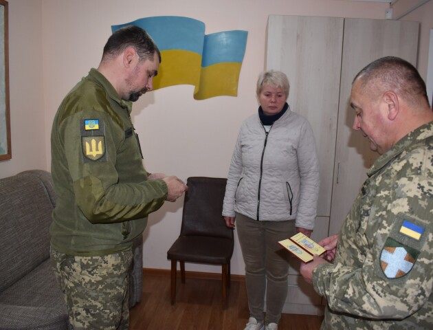 На Волині нагороду пораненого сина вручили матері