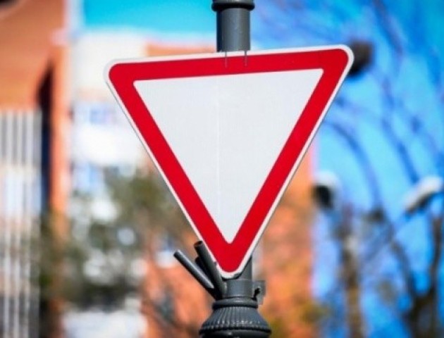 «Відсутність знаків - це зло!» - ДТП на вулиці Хурсенка