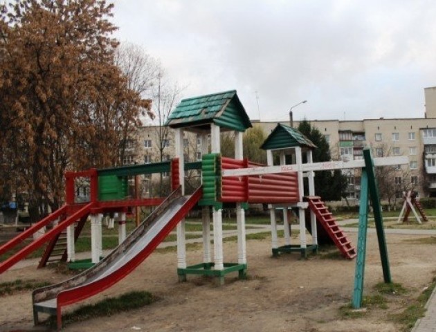 У Луцьку просять відремонтувати дитмайданчик, бо з гойдалок «стирчать іржаві цвяхи»