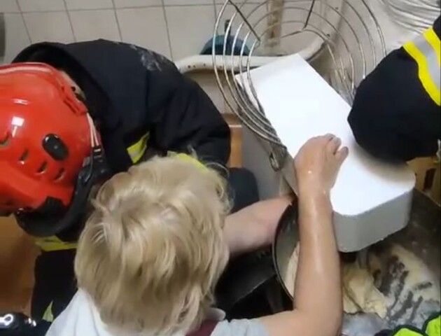 У Луцьку рятували пекарку, рука якої застрягла у тістозмішувачі. ФОТО