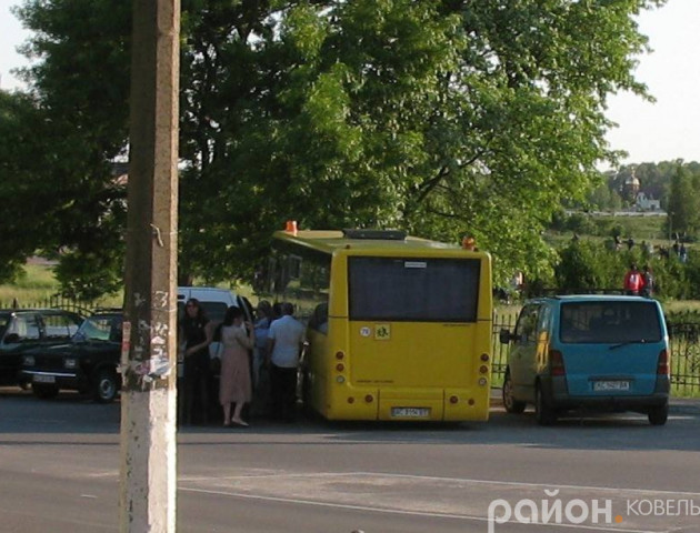 На Волині шкільний автобус «підпрацьовує» на весіллі