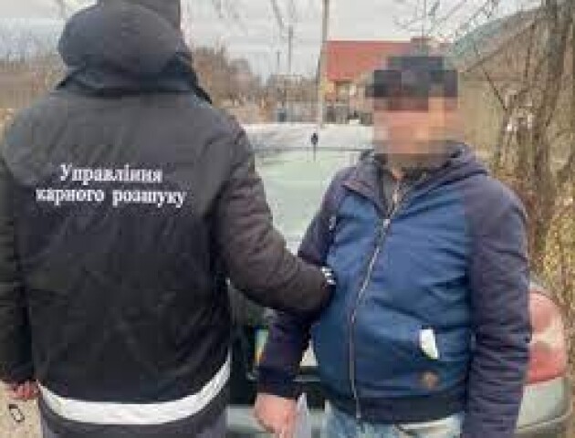 На Волині у під'їзді напали на чоловіка та пограбували його. Зловмисників затримали у Луцьку
