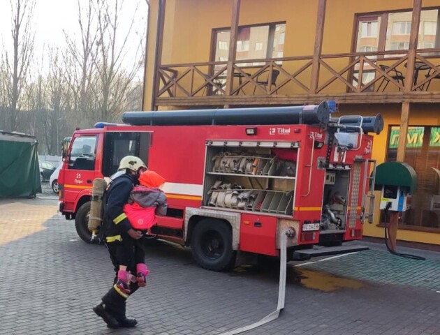 У Луцьку горів спорткомплекс: з приміщення евакуювали 4 дорослих і 2 дітей. ФОТО, ВІДЕО